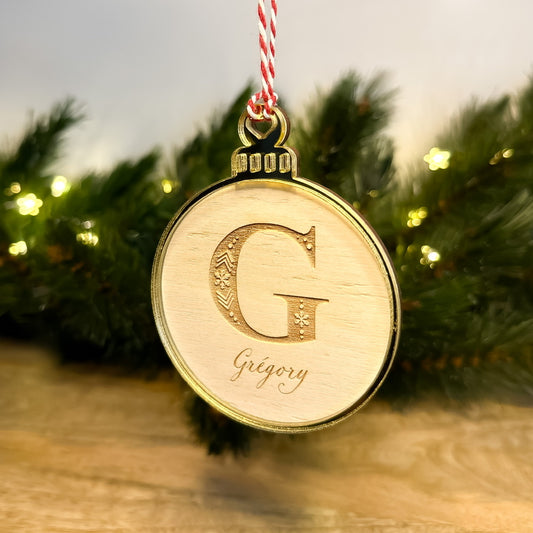 Boule de Noël bois personnalisée – Initiale gravée