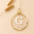 Charger l'image dans la visionneuse de la galerie, Boule de Noël personnalisée transparente avec initiale et prénom gravés, ornée d’un contour miroir. Une décoration de sapin unique et élégante.