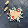 Charger l'image dans la visionneuse de la galerie, Plaque funéraire personnalisée pour chat avec cœur gravé et fleurs