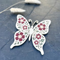 Charger l'image dans la visionneuse de la galerie, Les Éternels - Floréa – Papillon du souvenir en acrylique pastel
