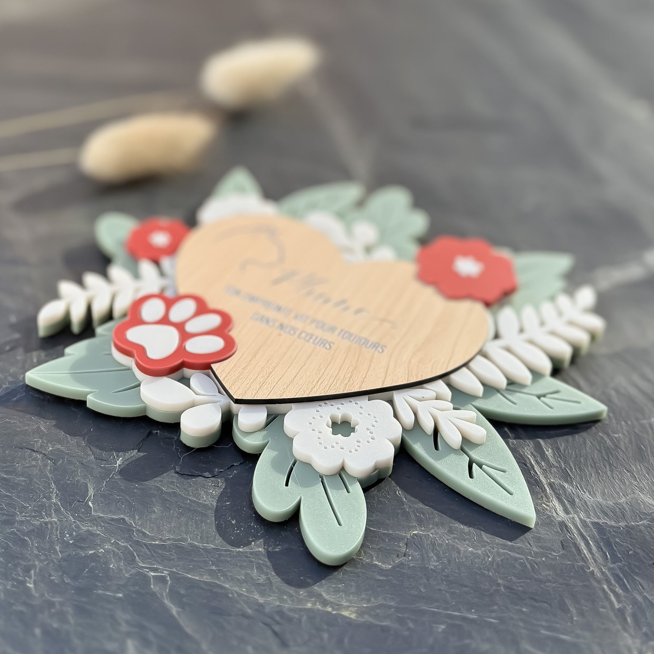 Plaque commémorative personnalisée pour animal avec patte et fleurs