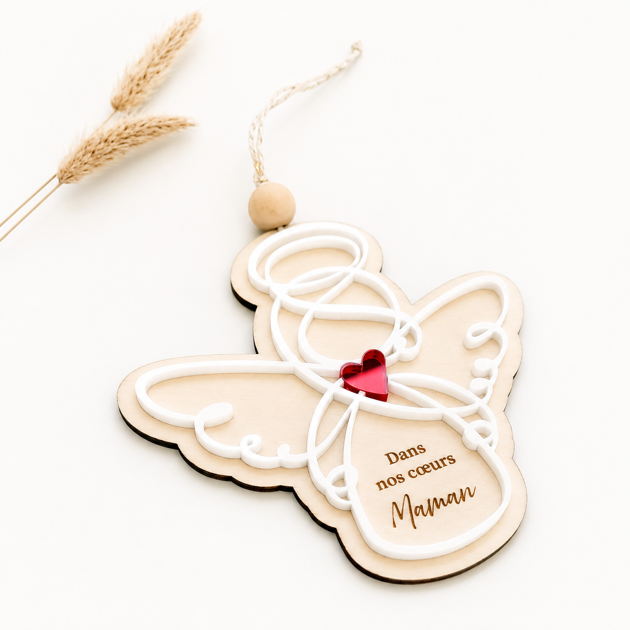 Suspension ange en bois personnalisée avec cœur bleu et inscription « Dans nos cœurs Maman ». Une décoration délicate et symbolique pour rendre hommage à une maman et garder son souvenir près de soi.