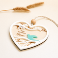 Charger l'image dans la visionneuse de la galerie, Détail d’un cœur commémoratif personnalisé avec oiseau en acrylique coloré

