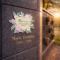 Charger l'image dans la visionneuse de la galerie, Cœur fleuri personnalisé posé sur un columbarium, hommage doux et lumineux
