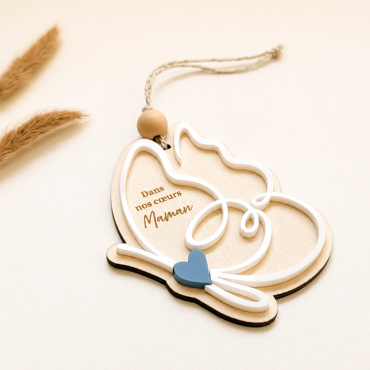 Suspension commémorative papillon personnalisée en bois avec prénom et cœur bleu