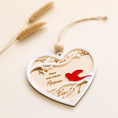 Charger l'image dans la visionneuse de la galerie, Suspension commémorative en forme de cœur avec oiseau coloré et texte personnalisé
